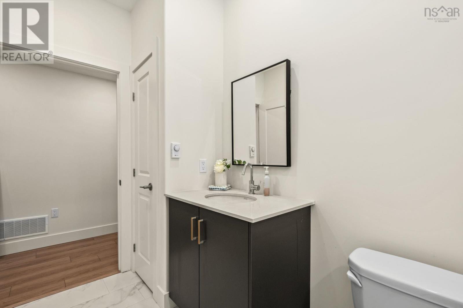 28 TREKKER DRIVE - 25