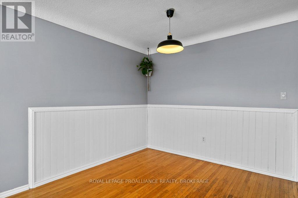 590 MACDONNELL STREET - 10