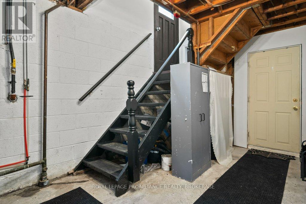 590 MACDONNELL STREET - 36