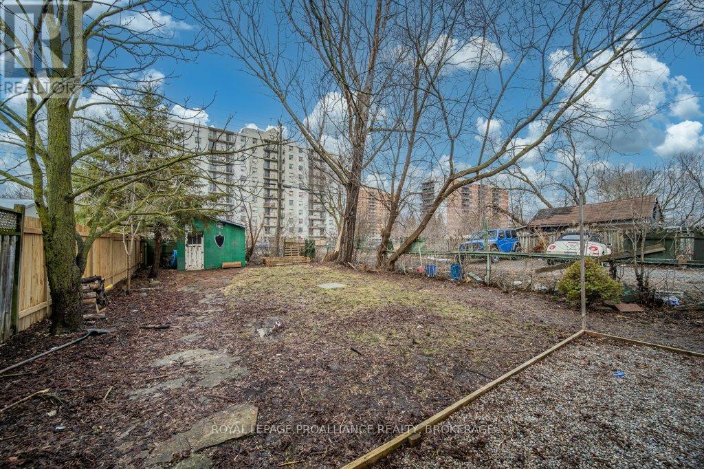 590 MACDONNELL STREET - 38