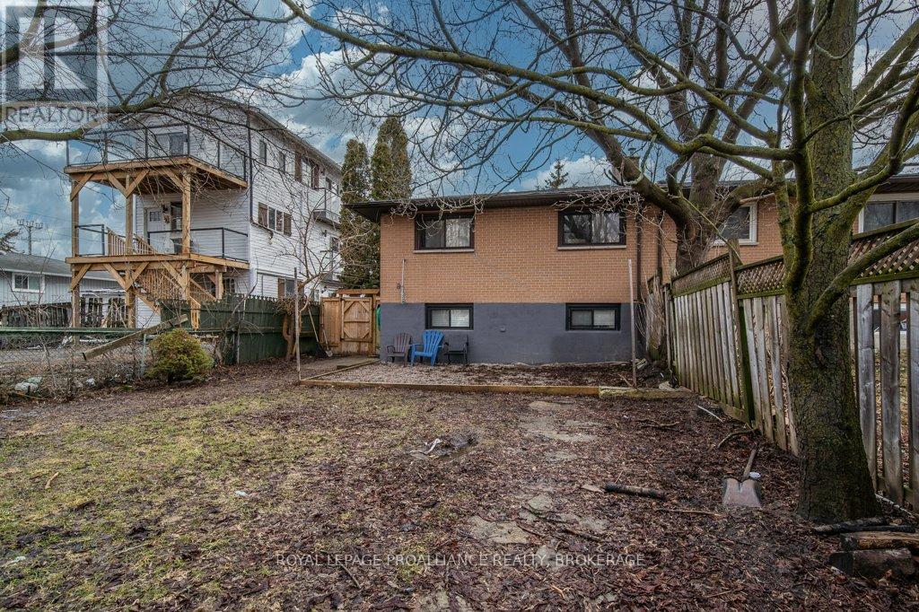 590 MACDONNELL STREET - 39