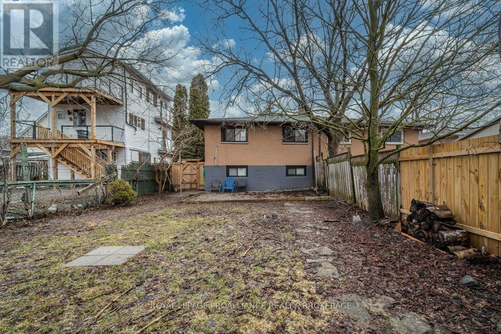 590 MACDONNELL STREET - 40