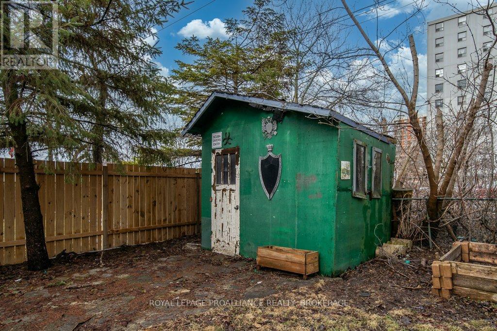 590 MACDONNELL STREET - 42