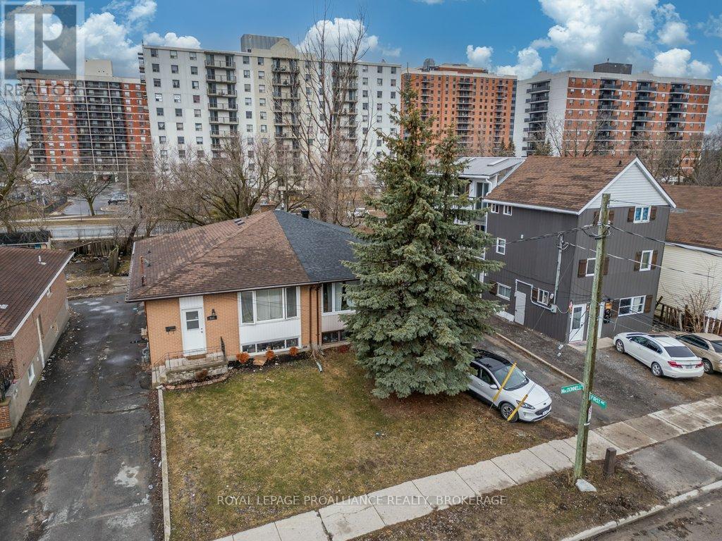 590 MACDONNELL STREET - 43