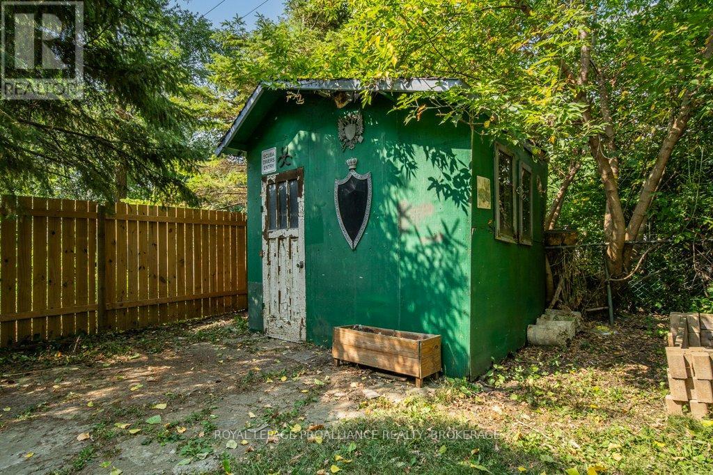 590 MACDONNELL STREET - 48