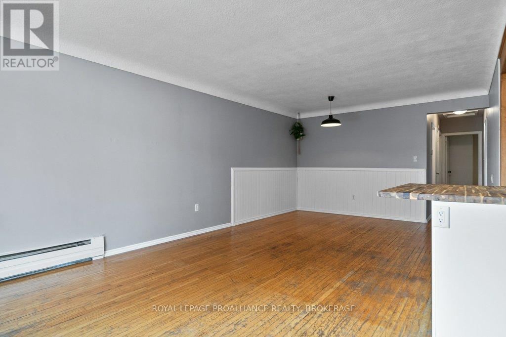 590 MACDONNELL STREET - 5