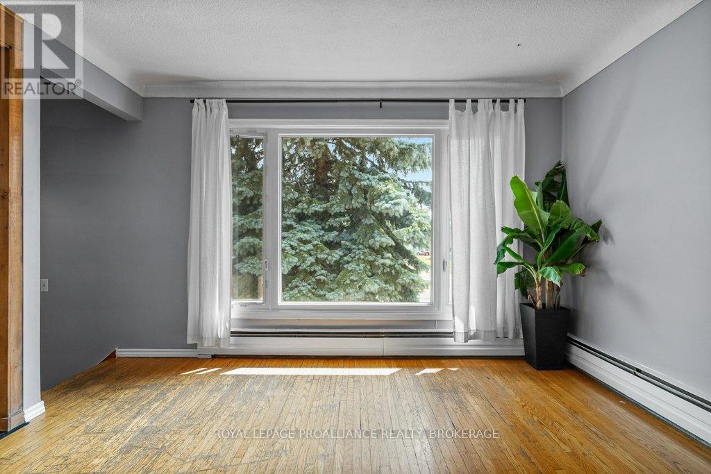 590 MACDONNELL STREET - 7