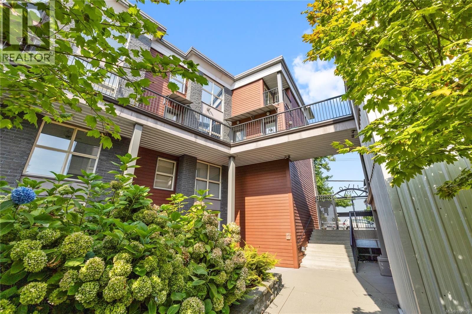 #305 555 Franklyn St - 1