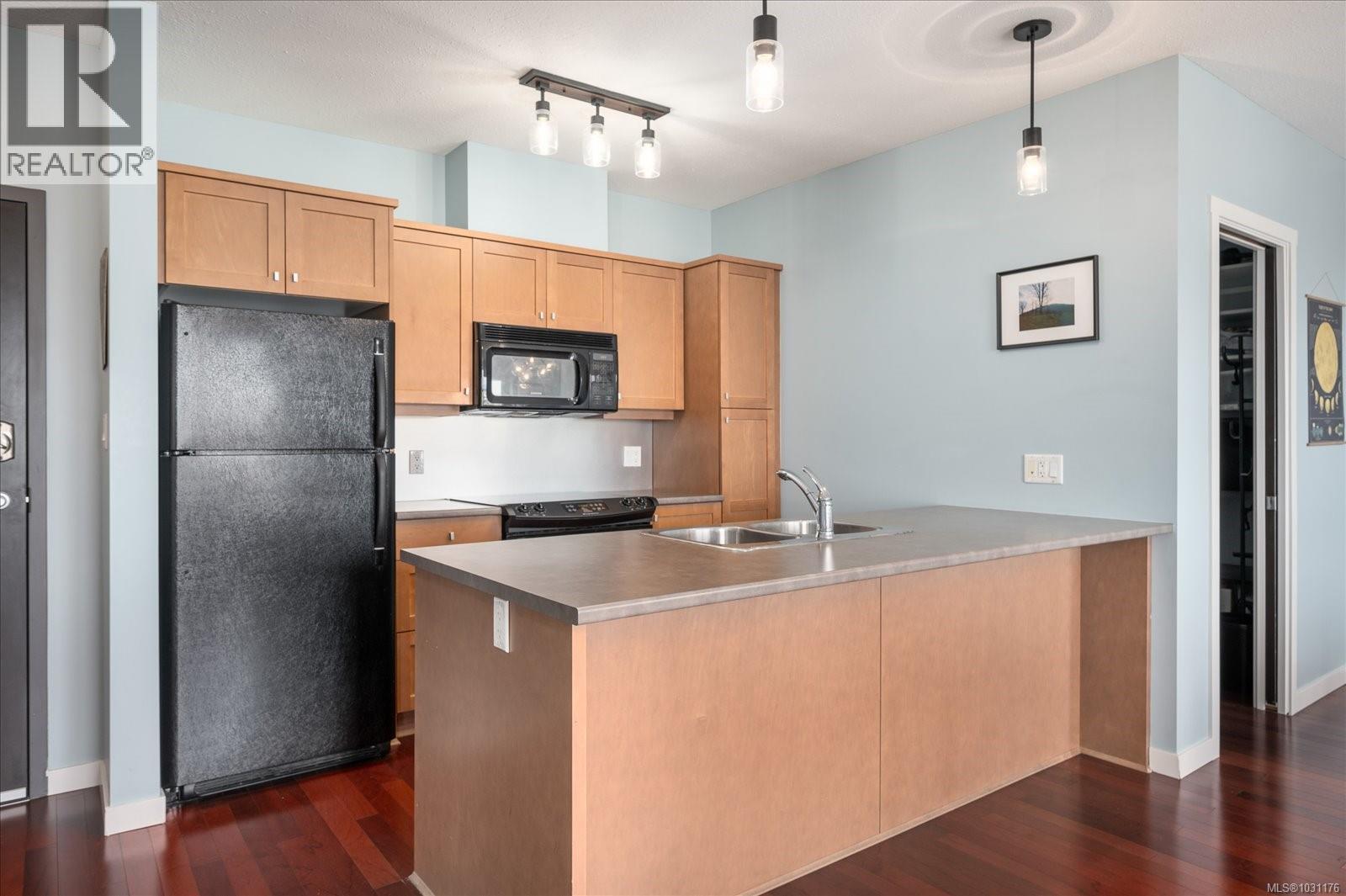 #305 555 Franklyn St - 4