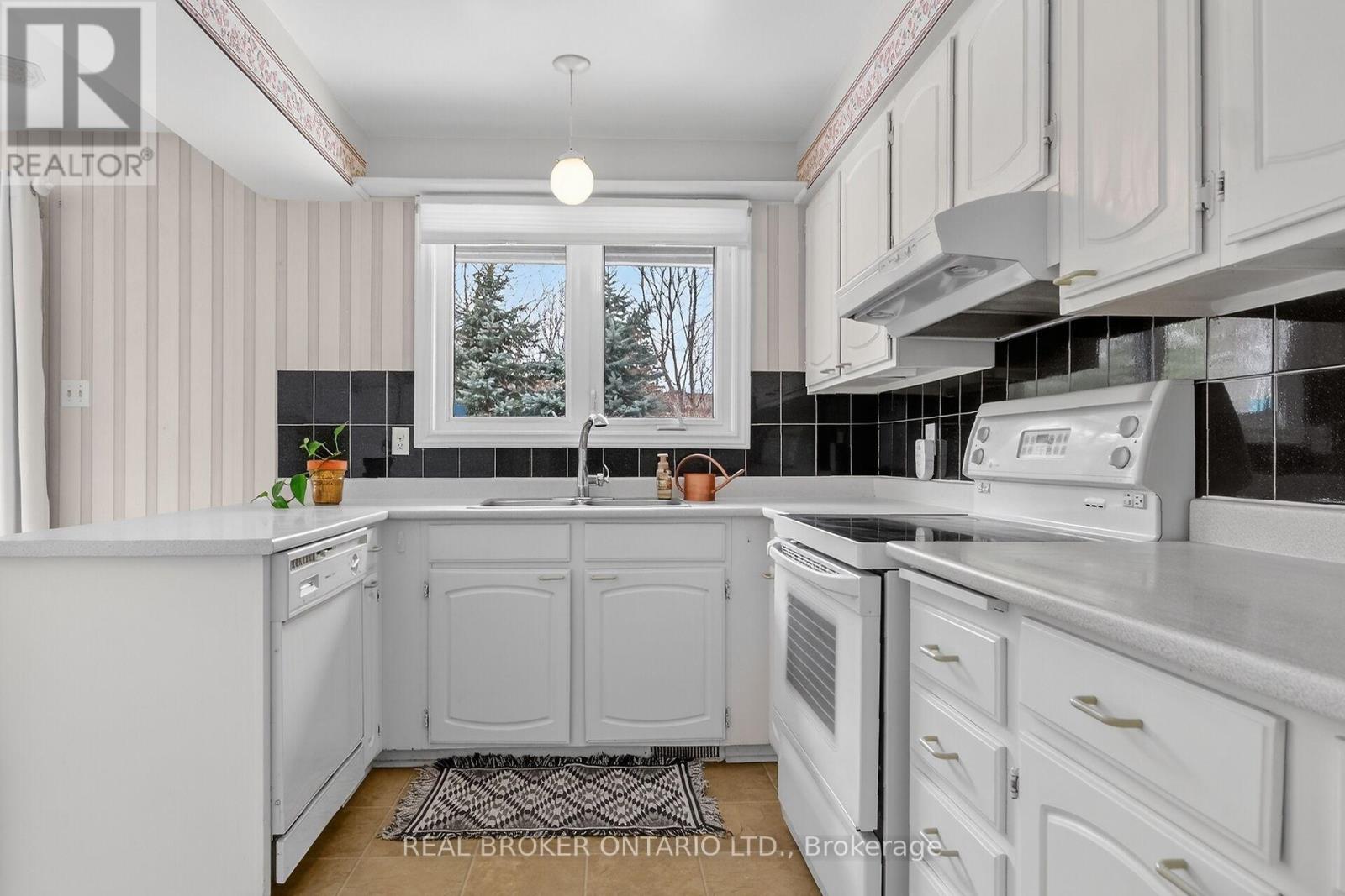 10 AMUNDSEN CRESCENT - 10