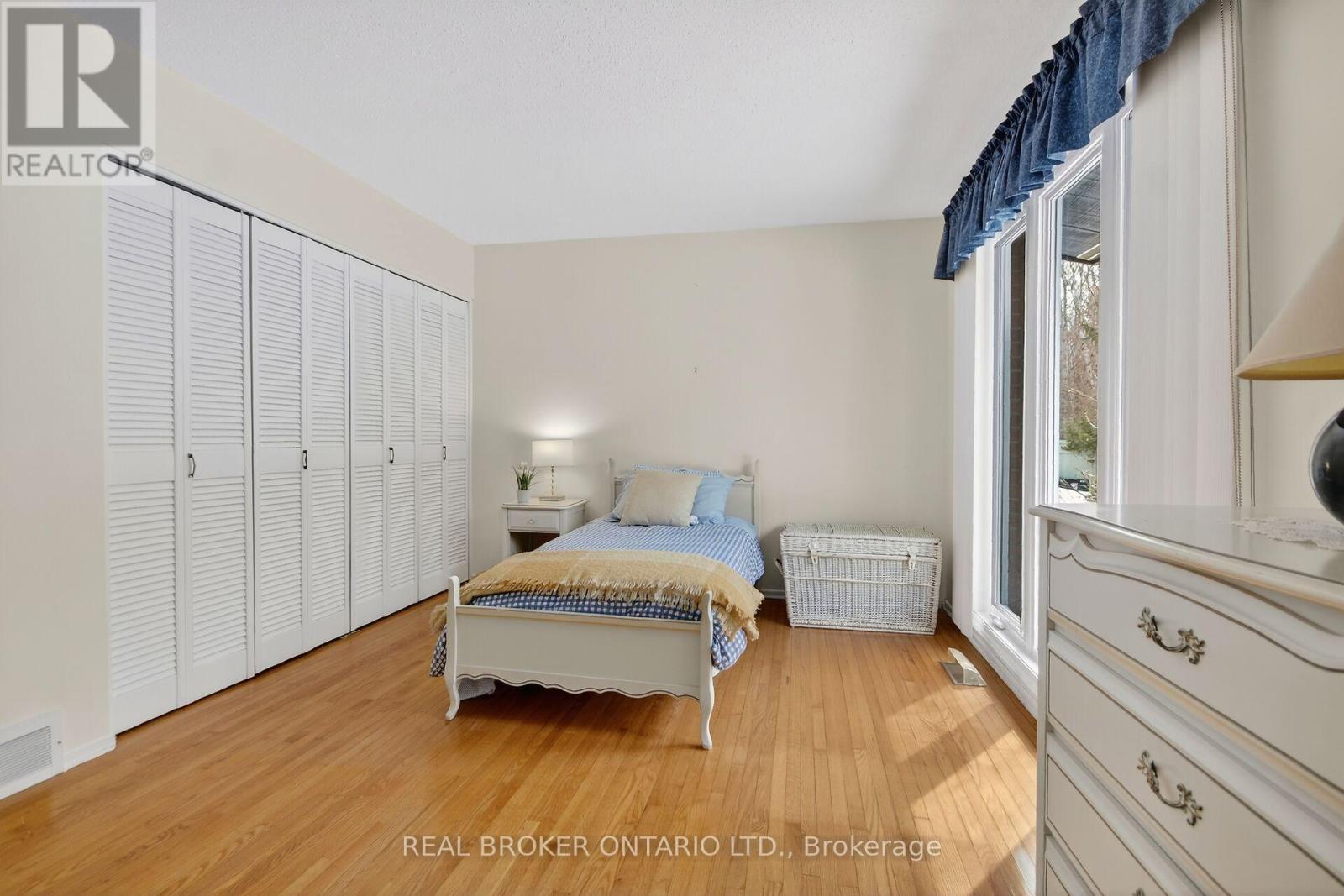 10 AMUNDSEN CRESCENT - 14