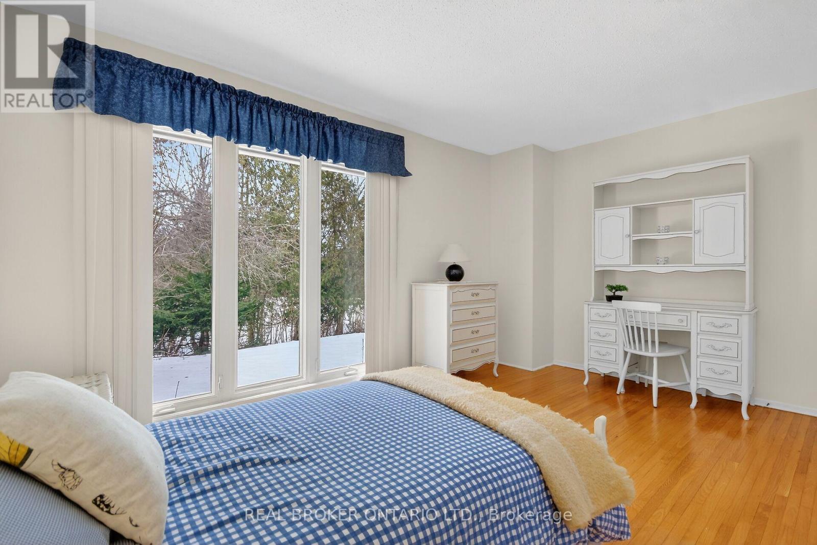 10 AMUNDSEN CRESCENT - 15