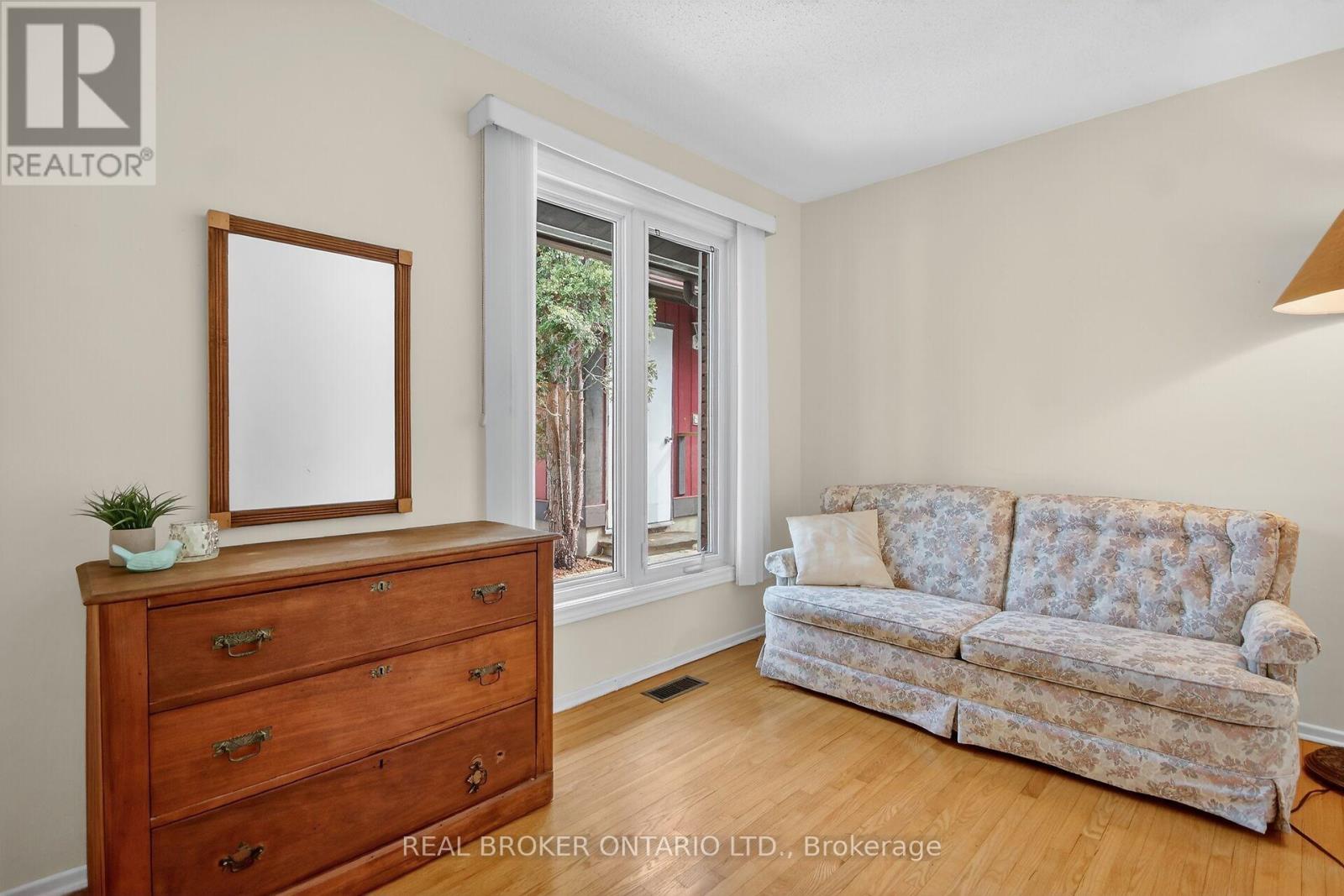 10 AMUNDSEN CRESCENT - 17