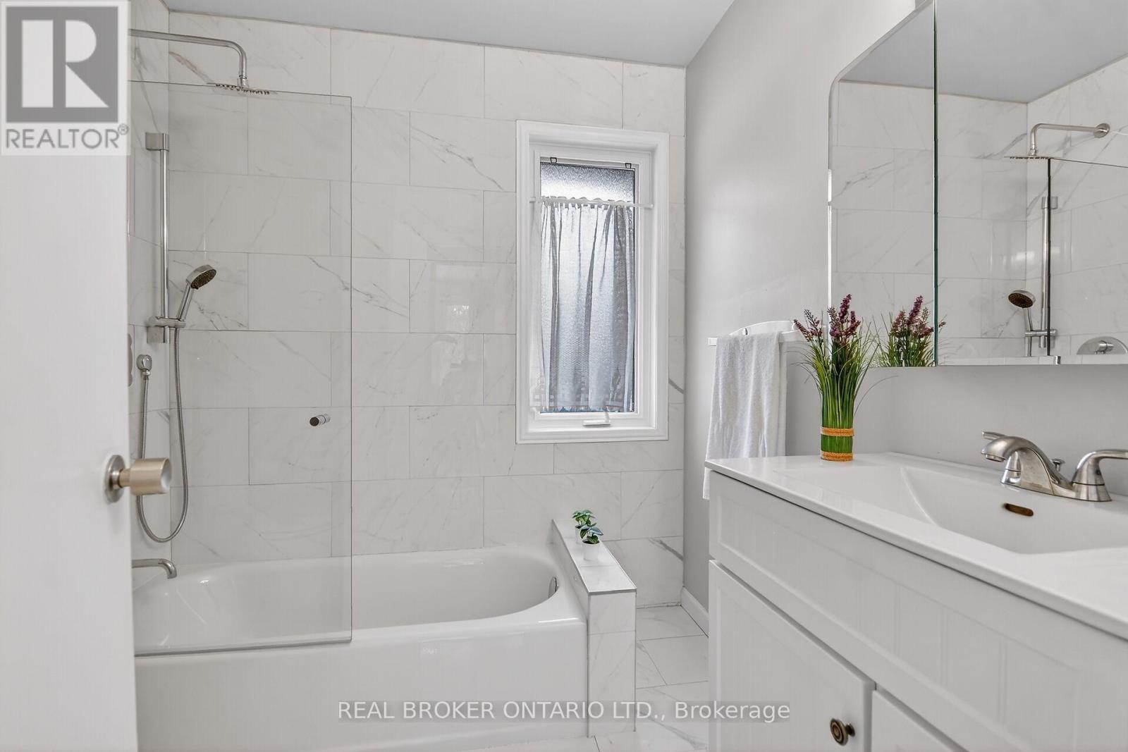 10 AMUNDSEN CRESCENT - 18