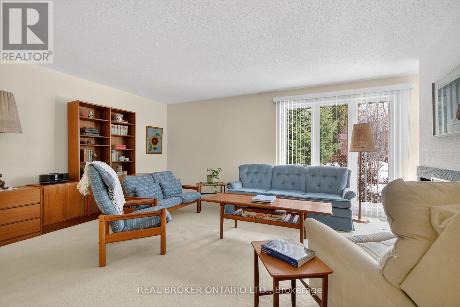 10 AMUNDSEN CRESCENT - 5