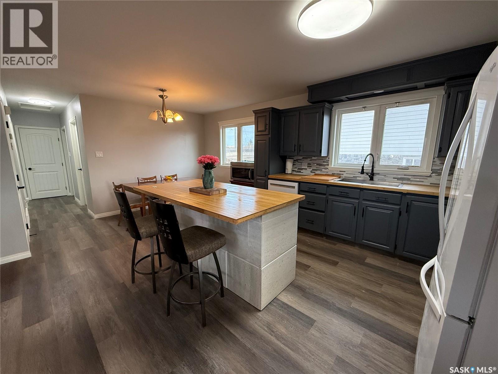 801 Lorne STREET W - 3