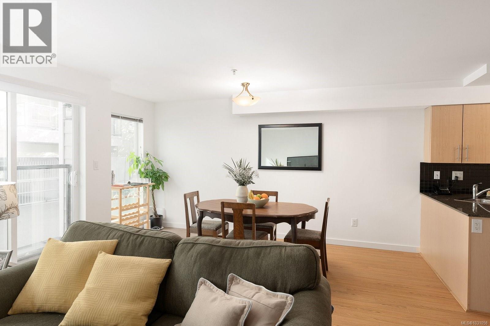 204 1405 Esquimalt Rd, Esquimalt