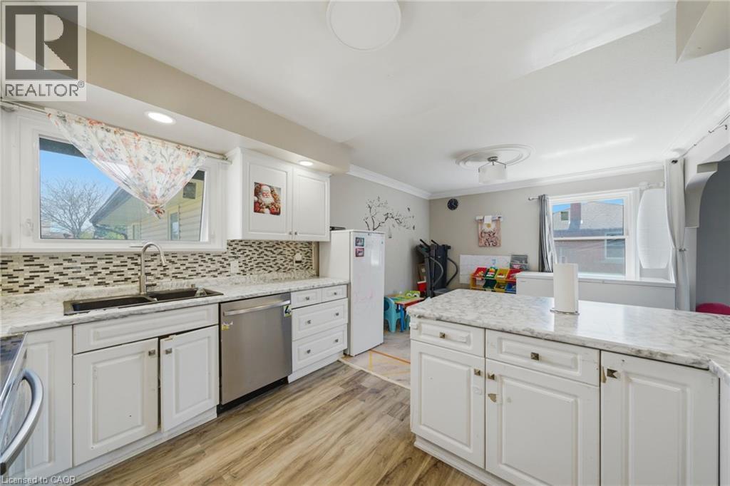 250 GRANTHAM Avenue - 11