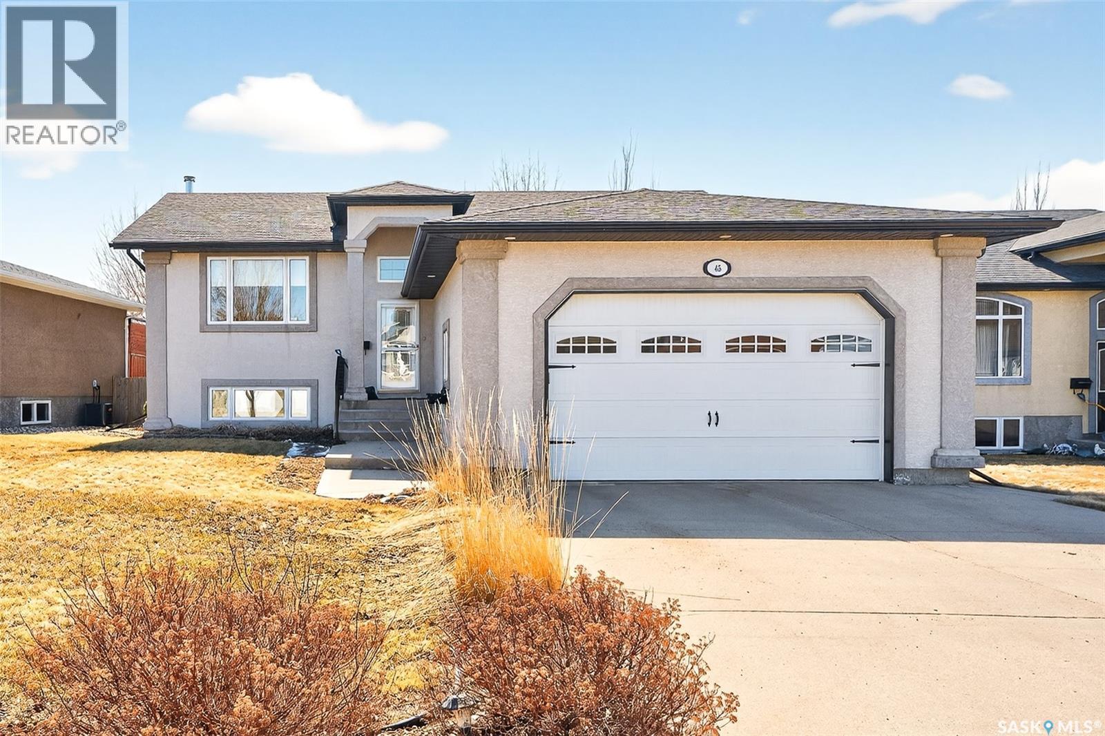 45 Goldenglow DRIVE - 1