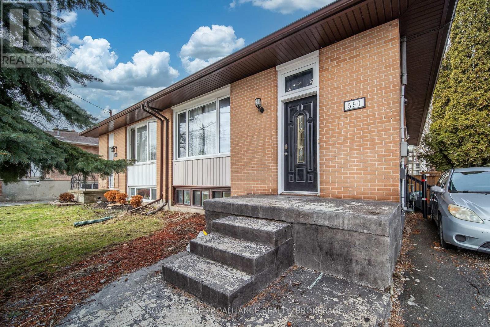 590 MACDONNELL STREET - 1