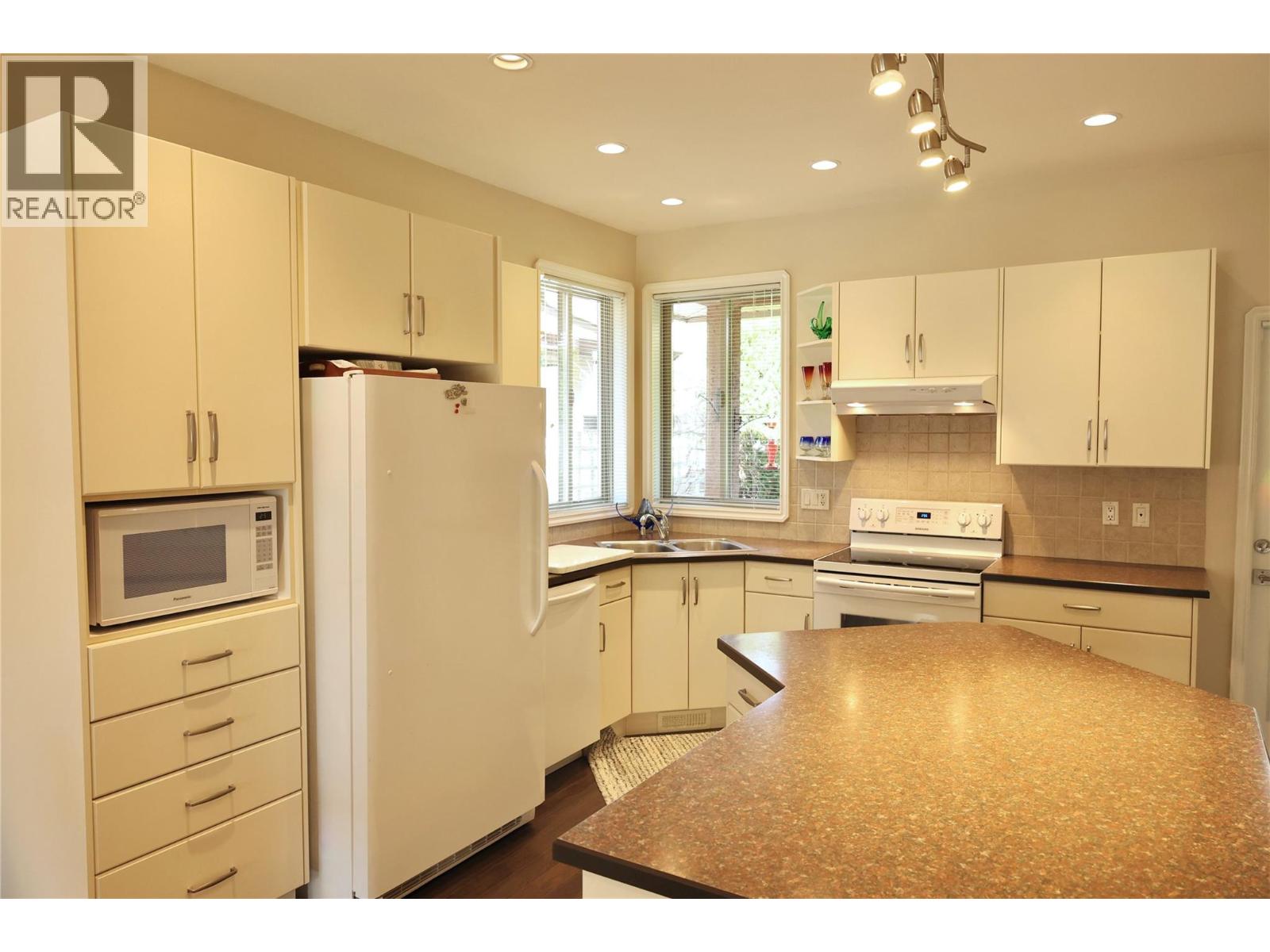  6651 OXBOW Crescent, Oliver