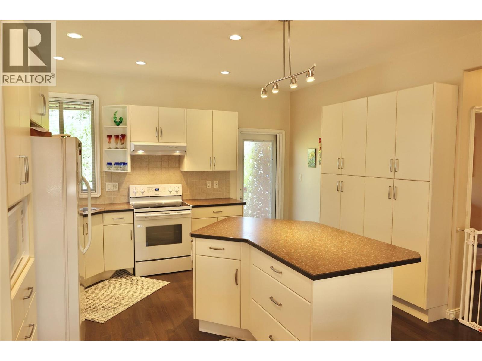  6651 OXBOW Crescent, Oliver