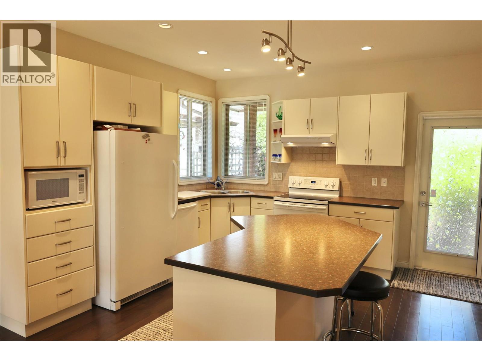  6651 OXBOW Crescent, Oliver