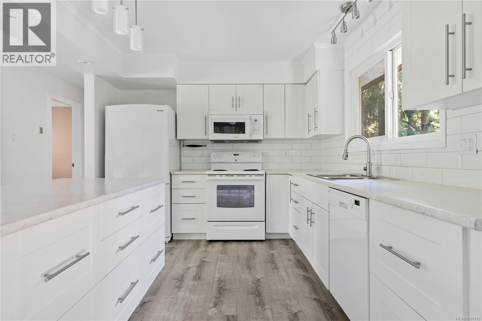 1728 Robin Hill Dr, Shawnigan Lake