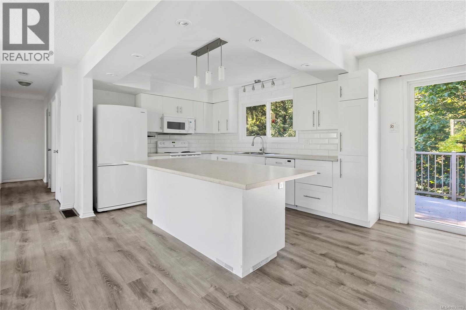 1728 Robin Hill Dr, Shawnigan Lake