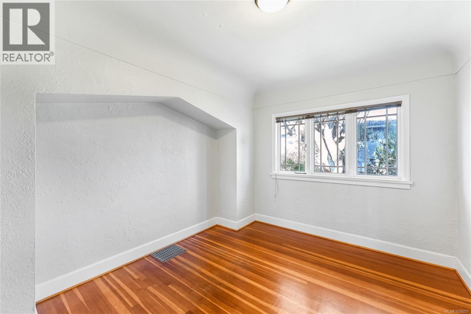 990 HAMPSHIRE RD - 7