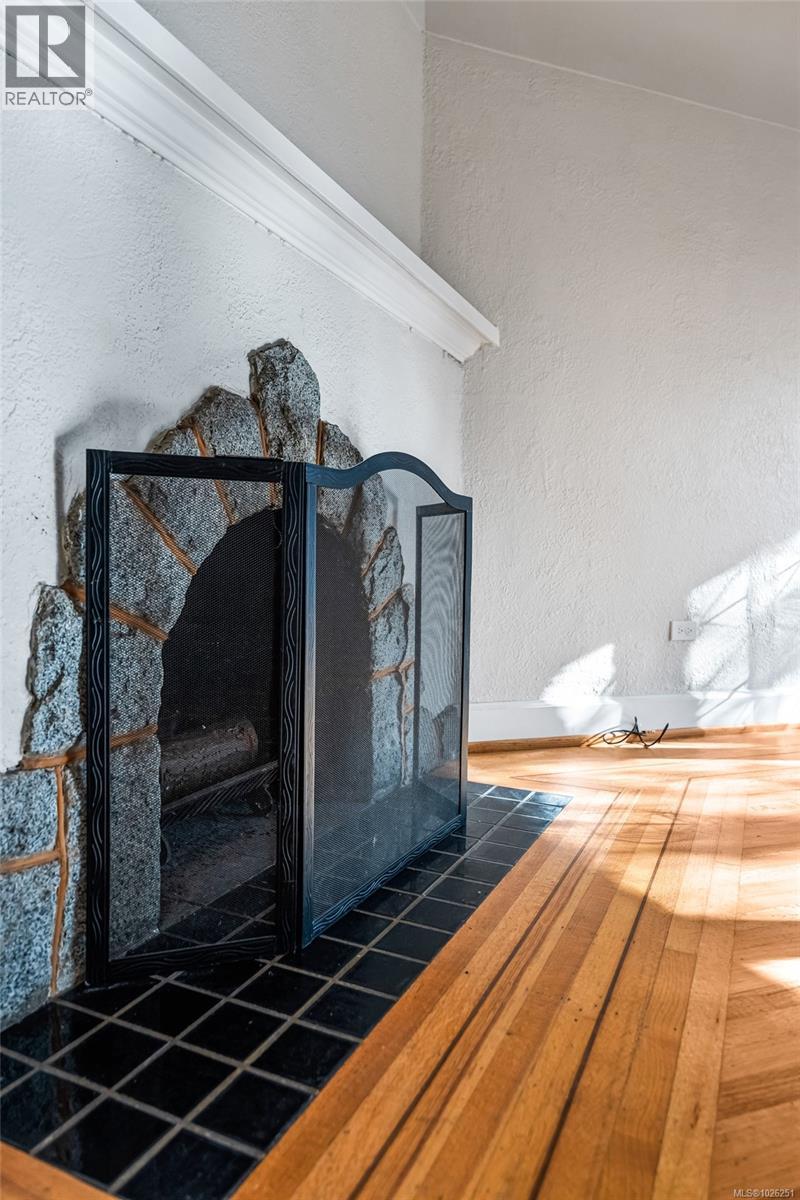 990 HAMPSHIRE RD - 6