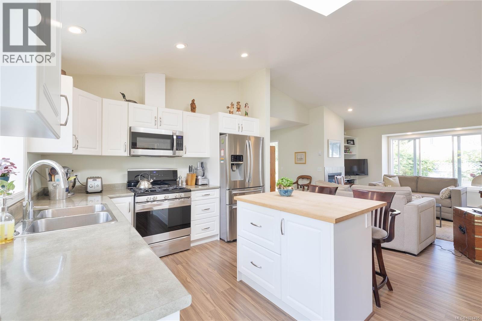 226 MALIVIEW DR - Image 2