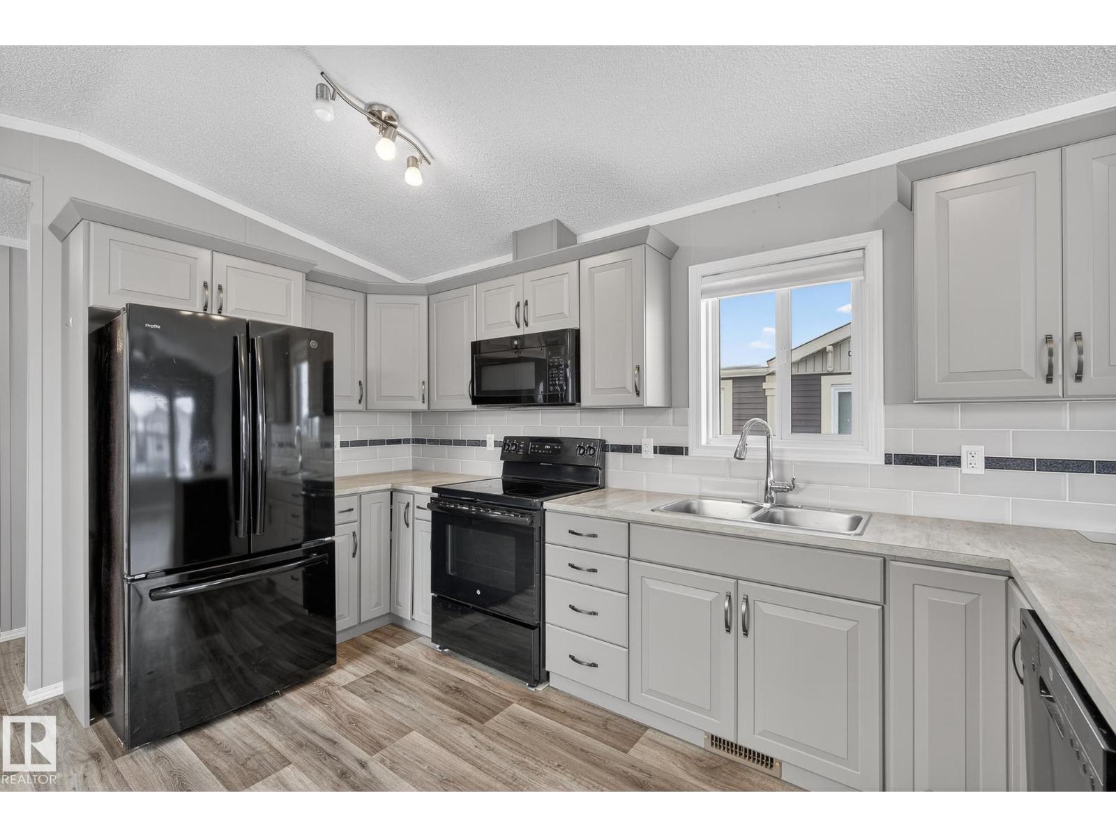 18 Aspen AV - 1