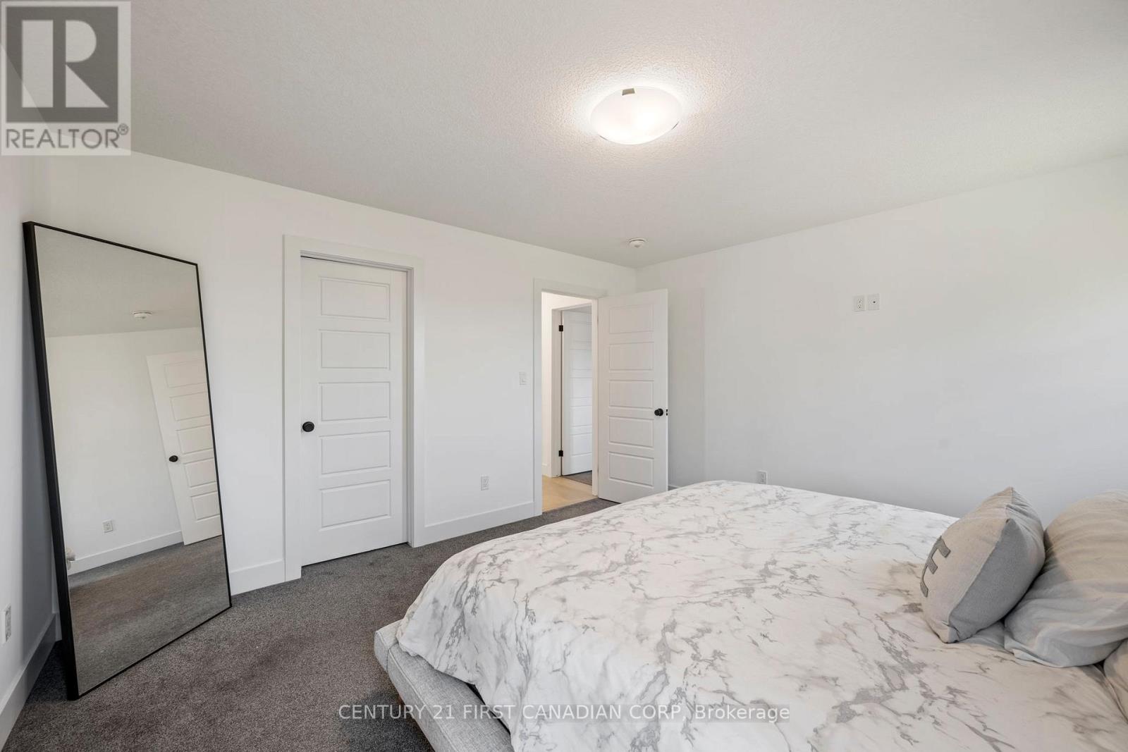 5 HARTLAND CIRCLE — photo 26