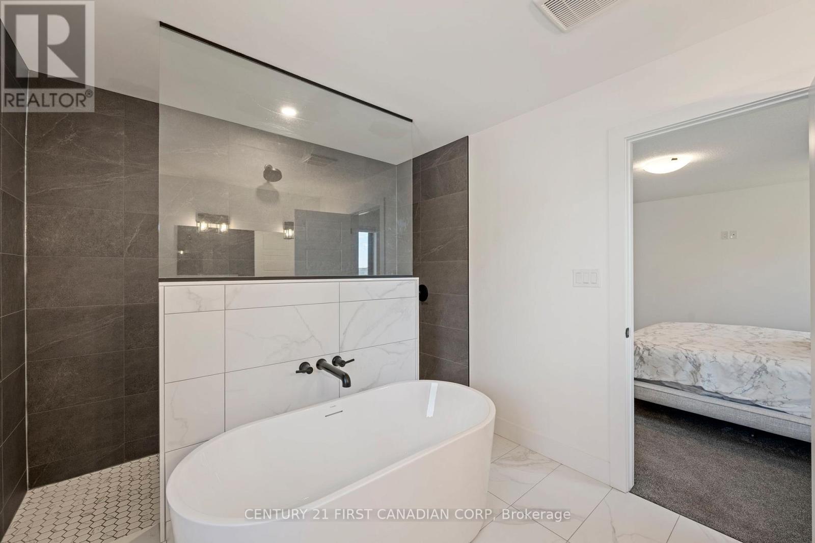 5 HARTLAND CIRCLE — photo 28