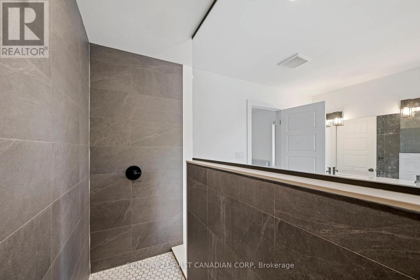 5 HARTLAND CIRCLE — photo 30