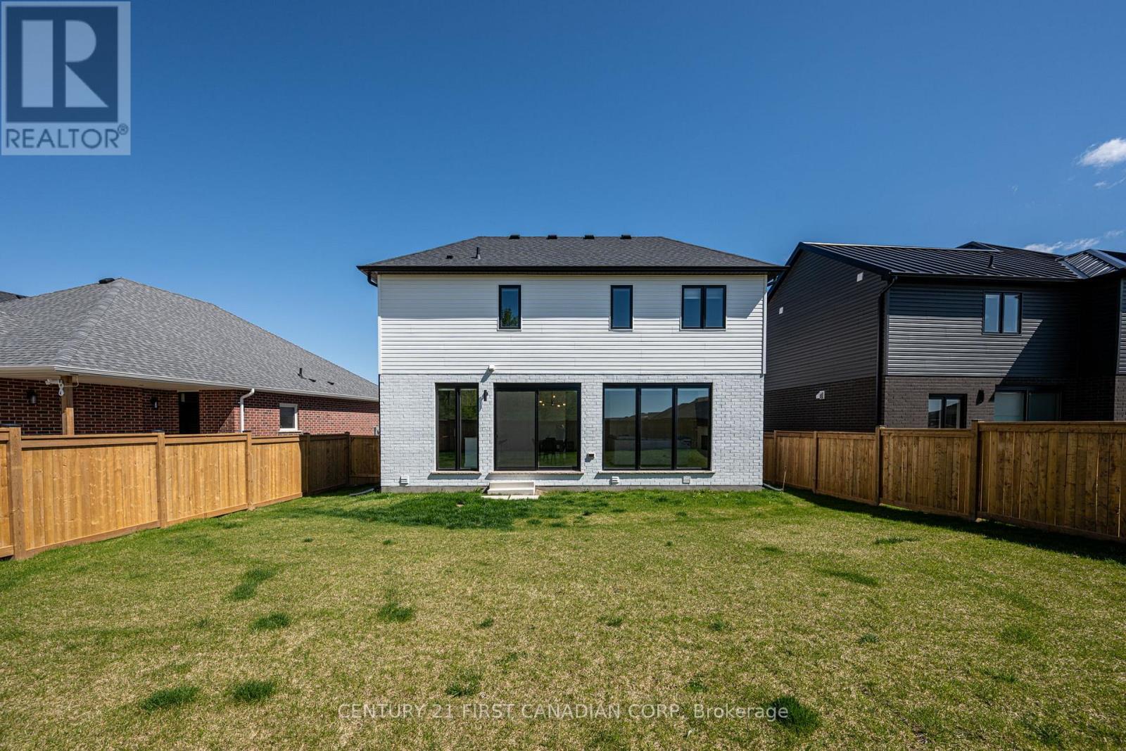 5 HARTLAND CIRCLE — photo 33