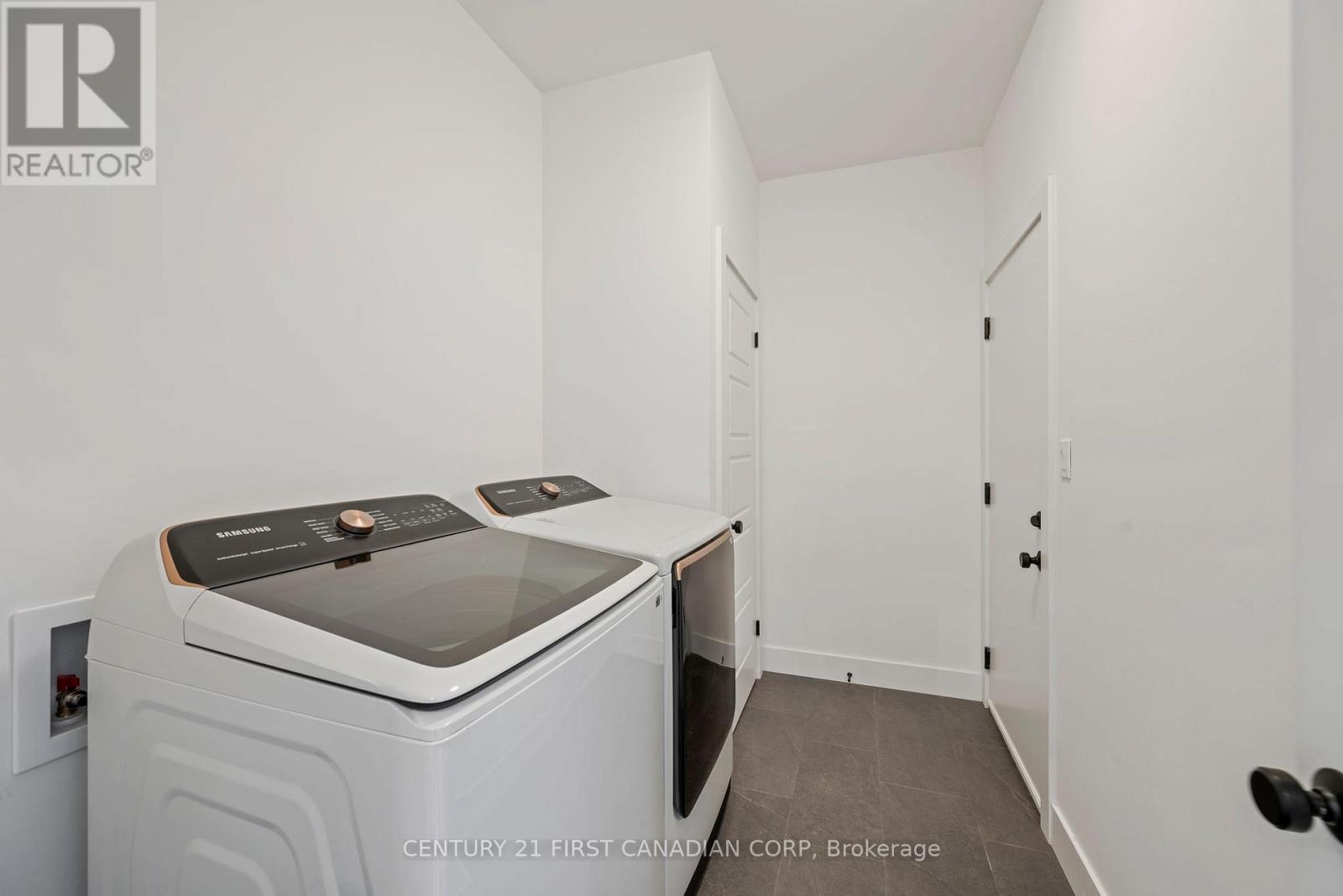 5 HARTLAND CIRCLE — photo 8
