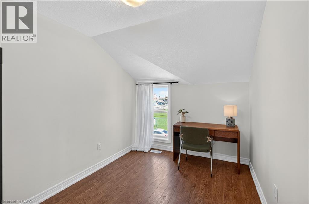 216 ROBERT Street - 33