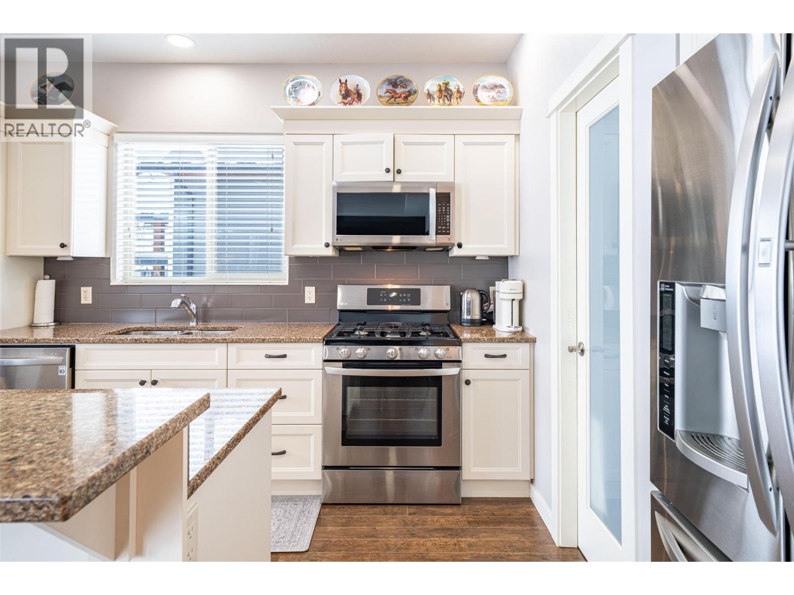 #27 2444 York Avenue - 8