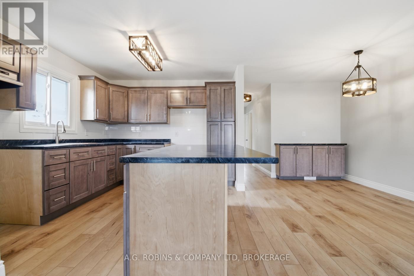 27 BRIARSDALE CRESCENT - 11