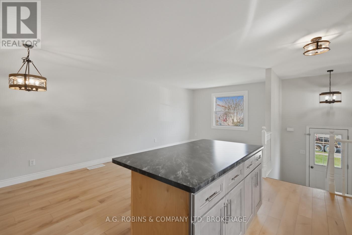 27 BRIARSDALE CRESCENT - 12