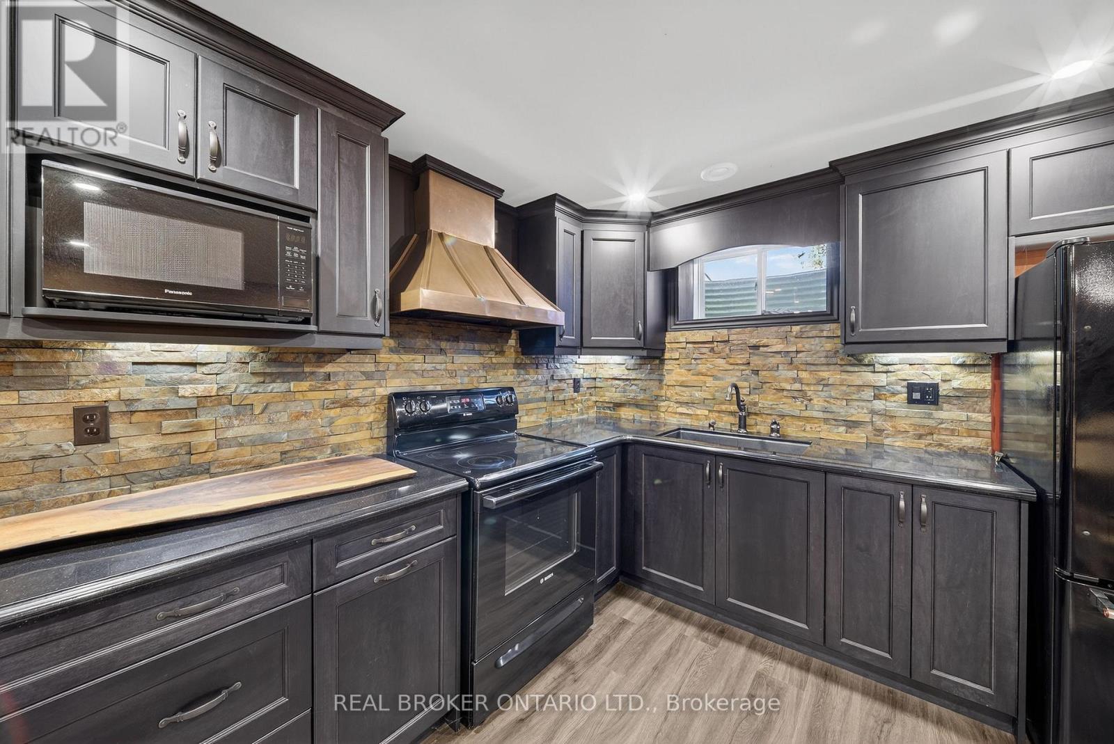 2600 MAPLE STREET - 30