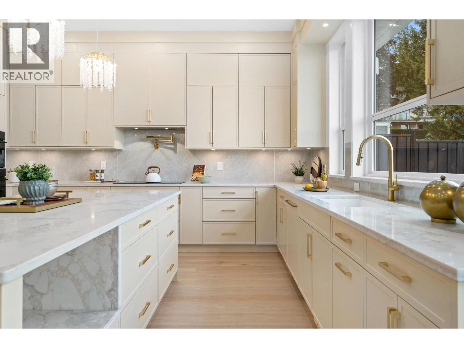 361 E 22ND STREET, North Vancouver