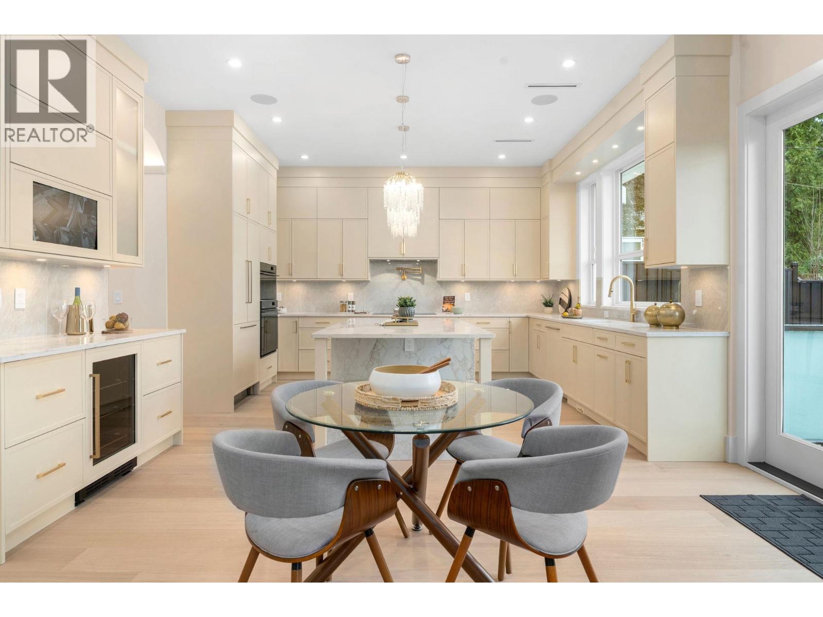 361 E 22ND STREET, North Vancouver