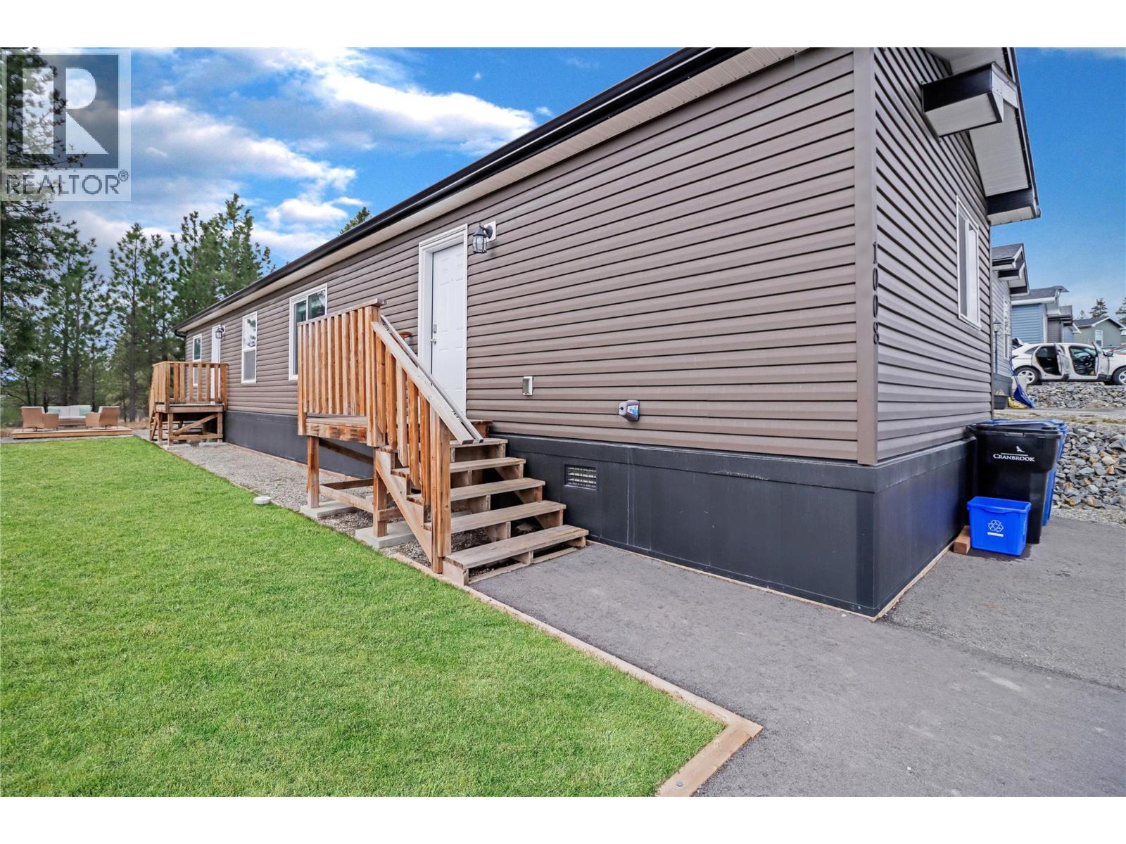 1008 STEEPLEVIEW Drive NW, Cranbrook