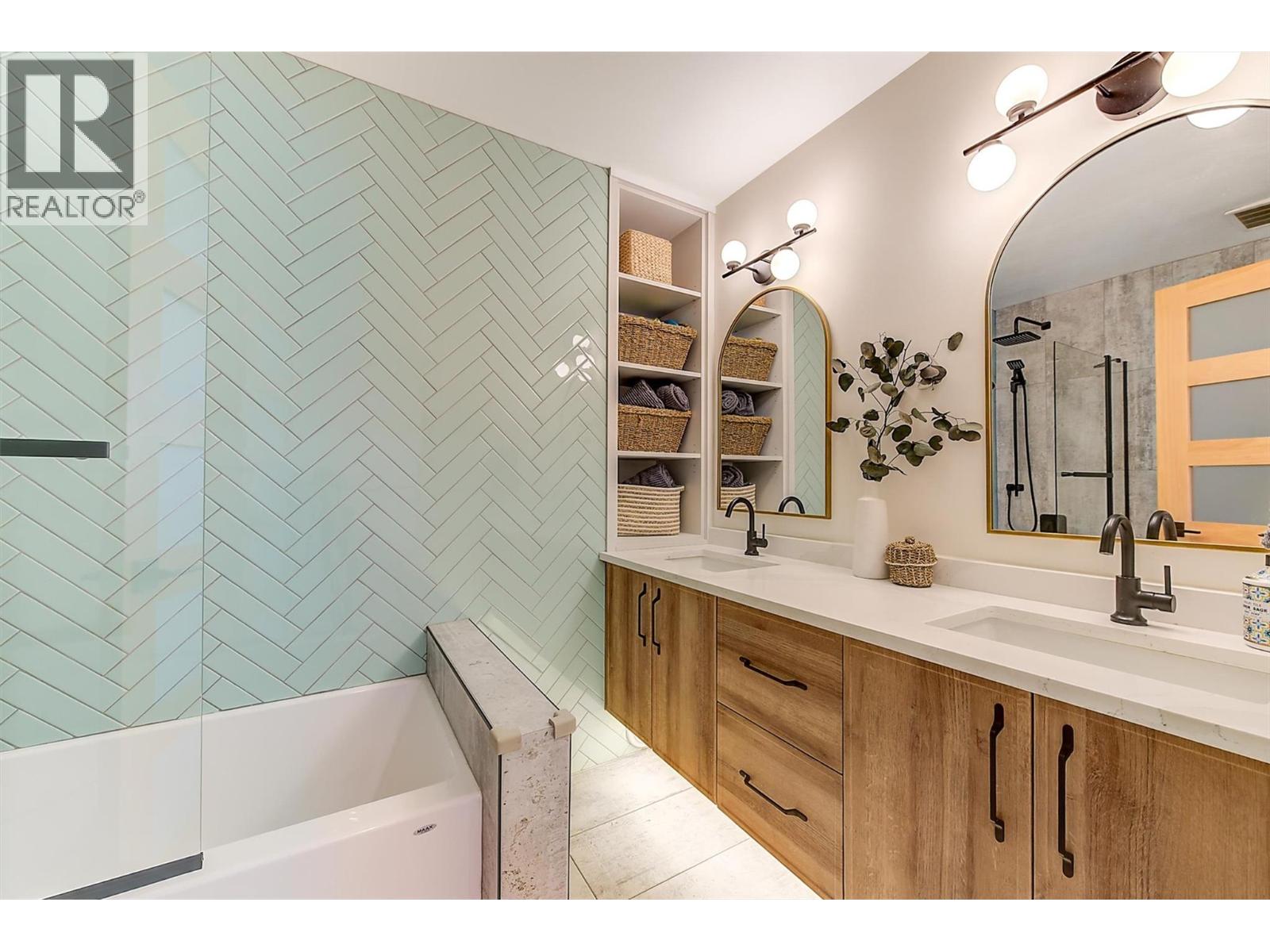 985 Manhattan Drive, Kelowna