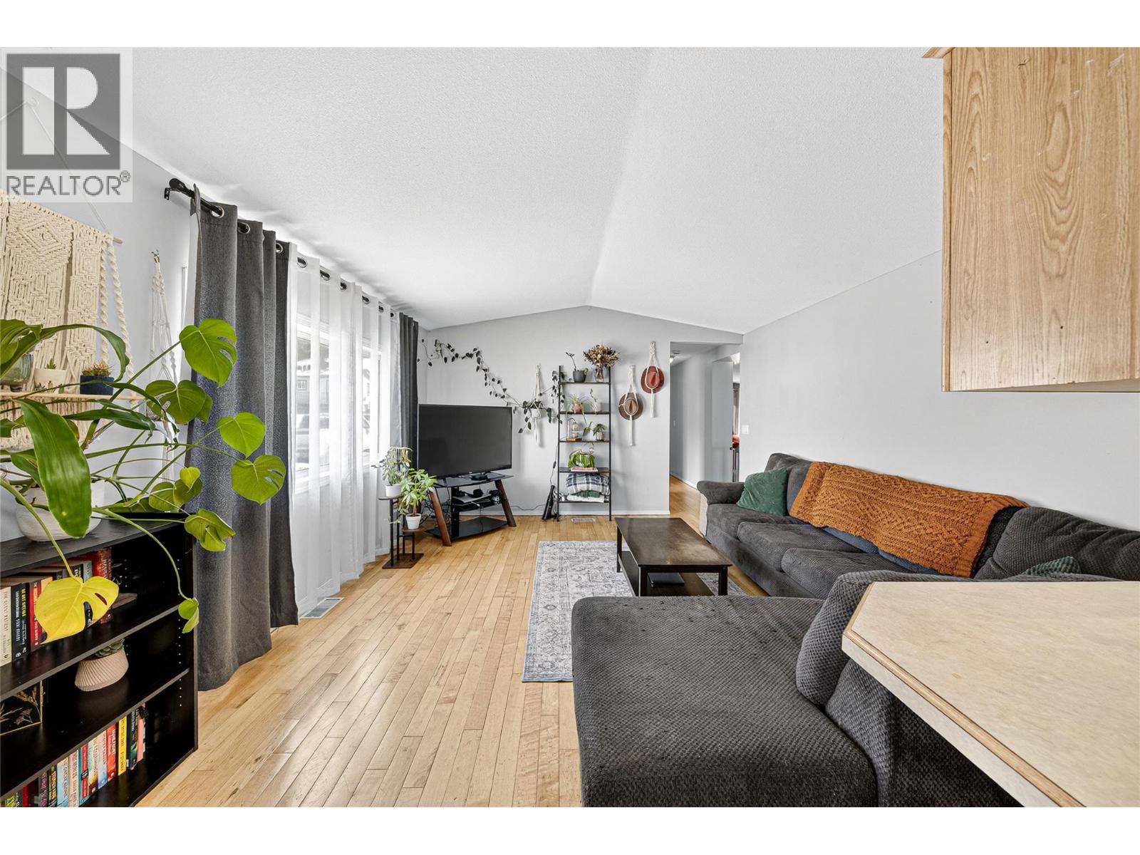 29 SLALOM DRIVE - 19