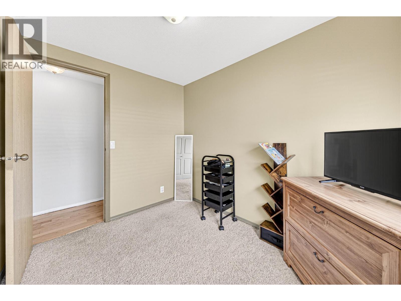 29 SLALOM DRIVE - 25