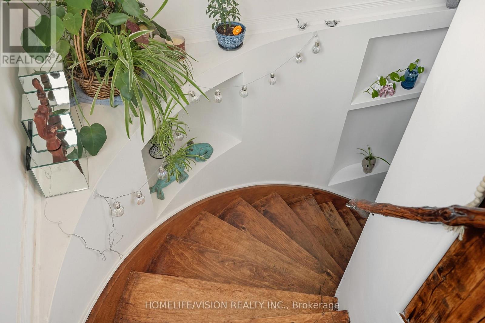 65 BOLSTER LANE - 32